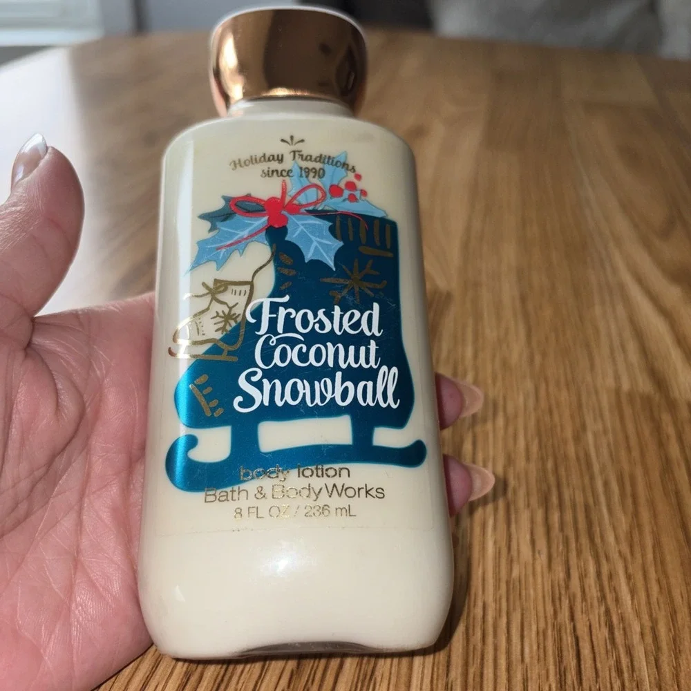 Bath & Body Works Frosted Coconut Snowball Body Lotion 8 fl.oz